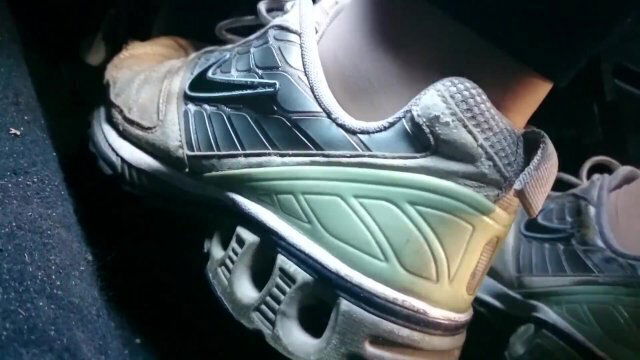 Sessione pedal pumping queste scarpe tennis usurate