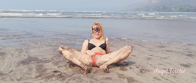 AMATEUR DIRTY TEEN GIRL SWALLOW MASTURBATION CALIFORNIAN PUBLIC BEACH. ANGEL FOWLER