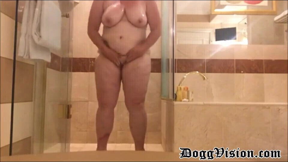 Shower and Jilling-Off for Lonely Cougar