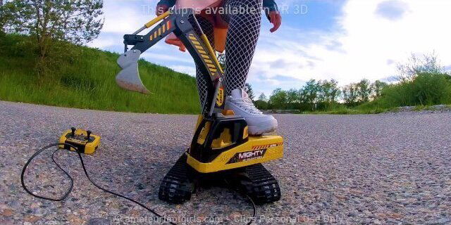 Großer Bagger wird zerstört, getreten, Füßen getreten, zerquetscht, zerschlagen, zerquetscht