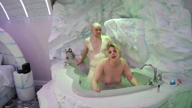 Sexy Young Couple Fuck in a Bathtub