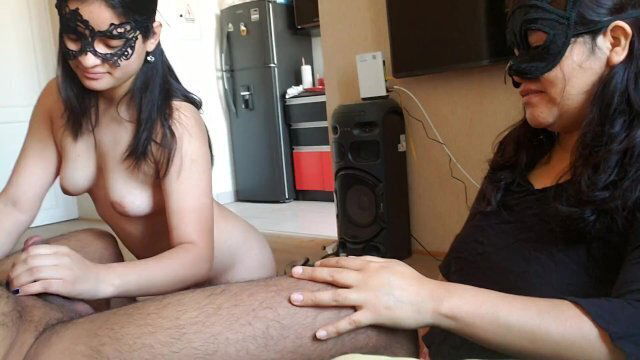 suegra enseña chupar verga novia, chupan