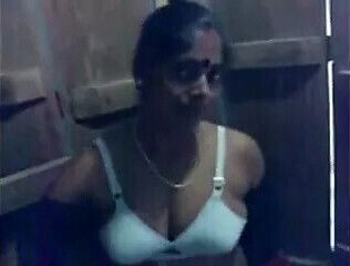 VILLAGE AUNTY SHOWING BOOBS