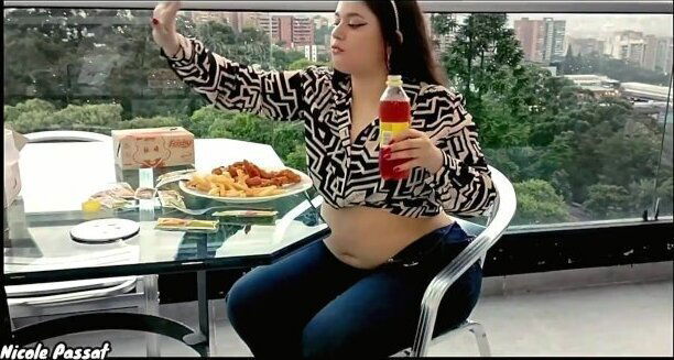 Sexy Nicole Feeding Curves