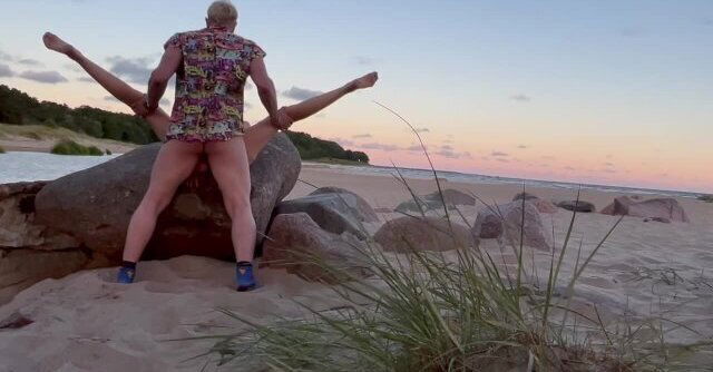 Романтический секс на пляже при рассвете (часть 2)