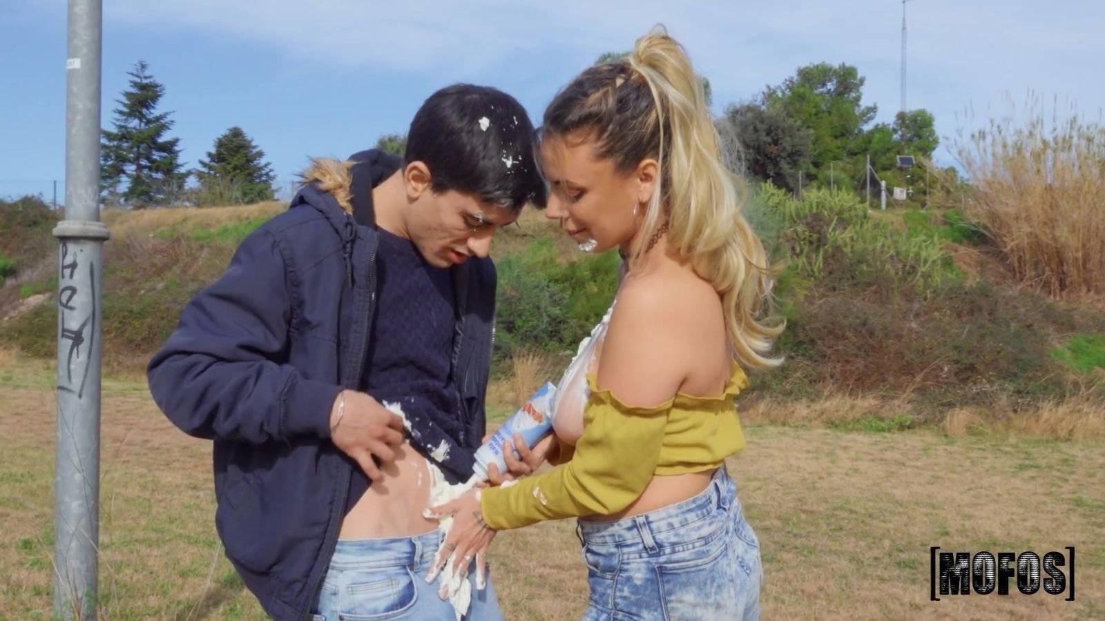 Tattooed blonde Shaynna Lover enjoys while sucking dick