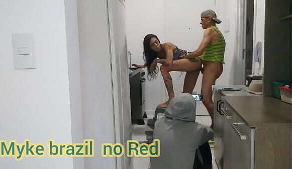 Diarista vai na minha casa faser limpesa mais ela acaba dando para me bem gostoso na co zinha de casa