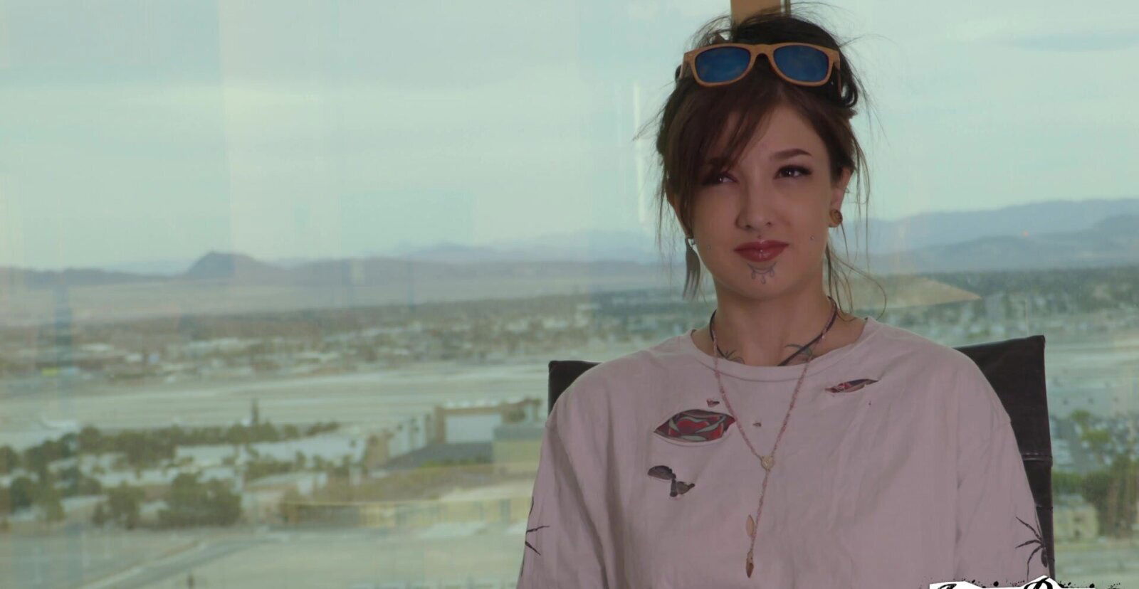 Tattooed Kelsi Lynn enjoys while getting pleasured