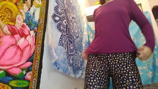 Youtube camgirl tries Leggings Exercise Pants Yoga Pants lets naked behind