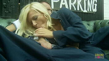 Stunning blonde MILF makes long disappear cunt