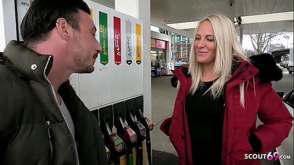 Deutsche Amateurin Lara CumKitten User beim Tanken erkannt spontan gefickt