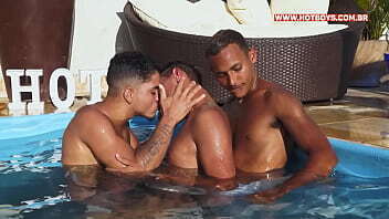 Trio novinhos gostosos pegando piscina