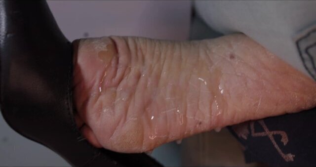 Tiffs soles cummed after high heel dangling