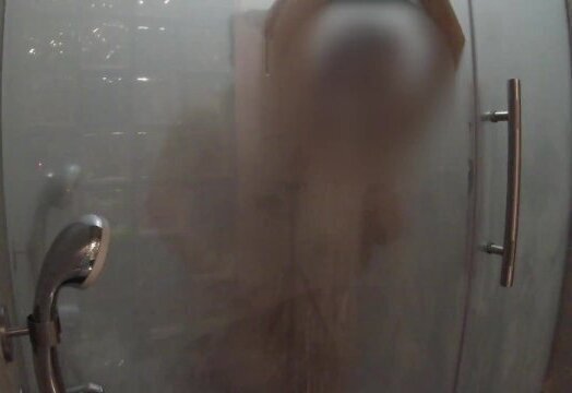 Mi madrastra caliente se traga toda mi leche!!