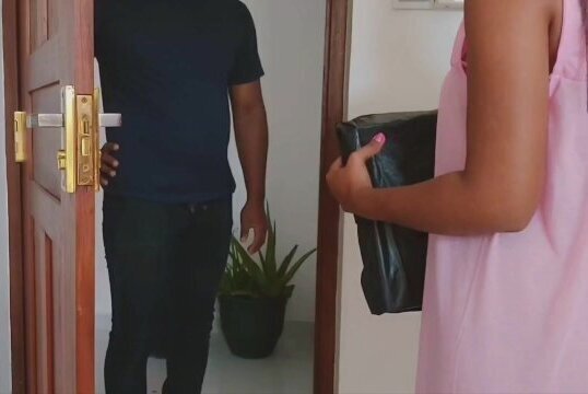 UberEats Delivery Came While Slut Girl Watching Porn 2000ට ගෙනාපු මිනිහා එක්ක හිකුව