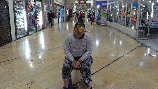 Acumulo mucho semen recipiente, cerdita puta cocina luego come centro...