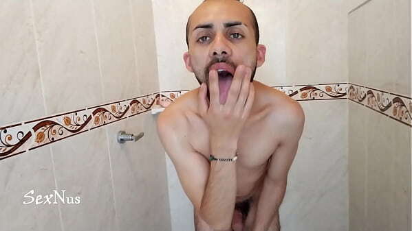 Ducha totalmente desnudo