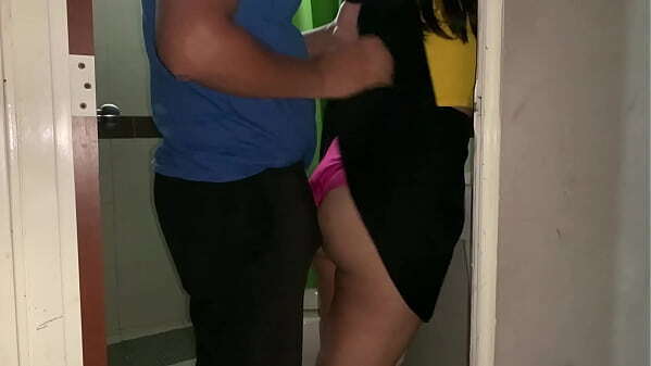 cojo vecina ba&ntilde_o mientras esposa ordena casa