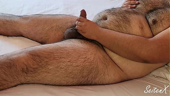 Gordito masturba hasta acabar rico