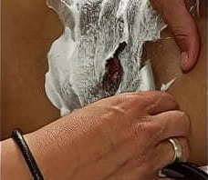 Afeitando el monte de Venus de mi esposa con navaja