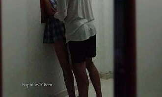 Hermanastra 18yo atora ventana, hermanastro cobra favor corrida boca