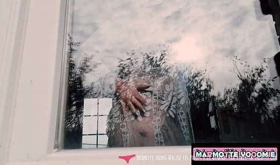 Vends-ta-culotte voisine sexy d&eacute_shabille masturbe devant fen&ecirc_tre Marmotte.Yoomie