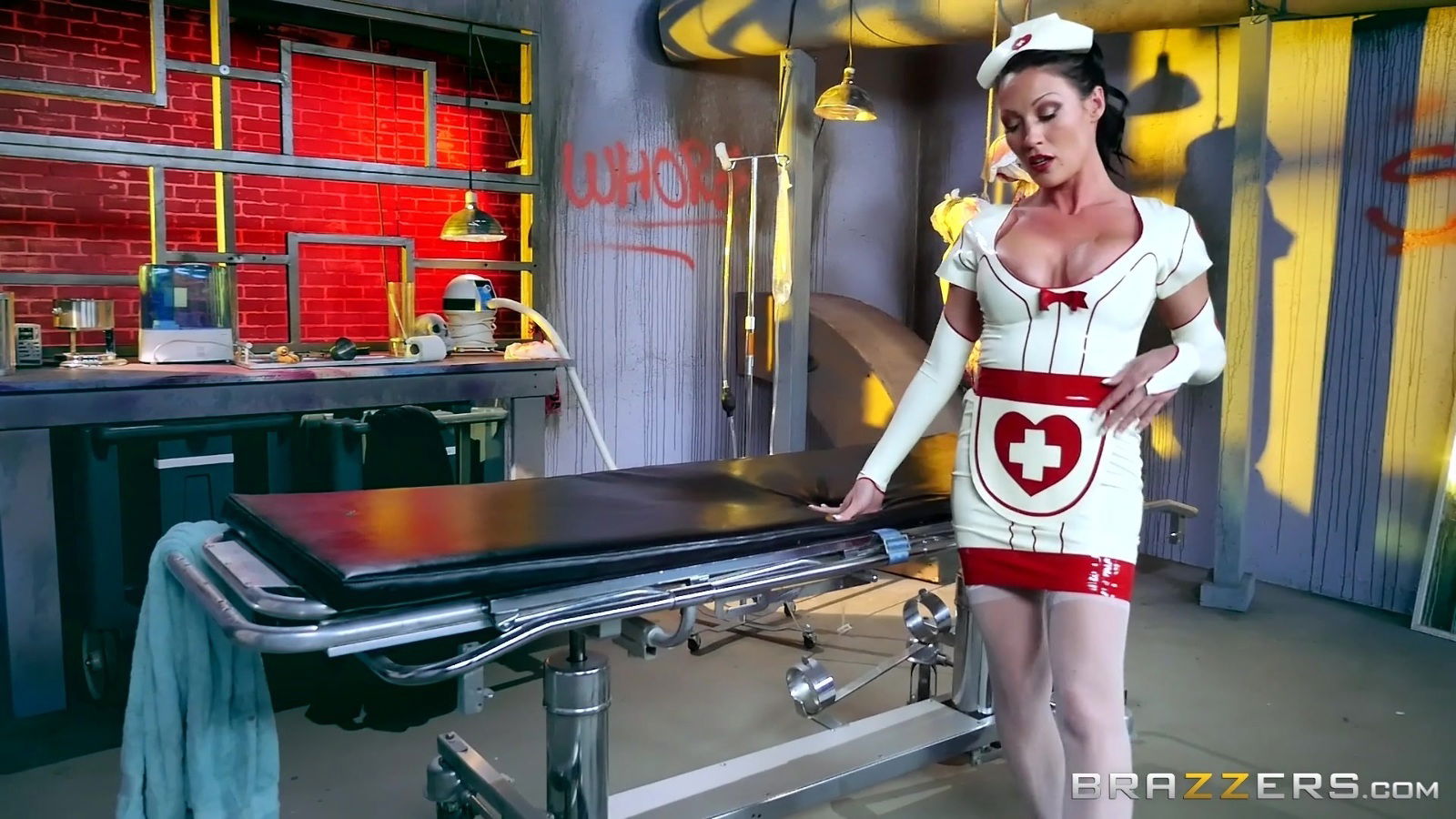 Horny nurse August Ames pleasing Starri Knight with