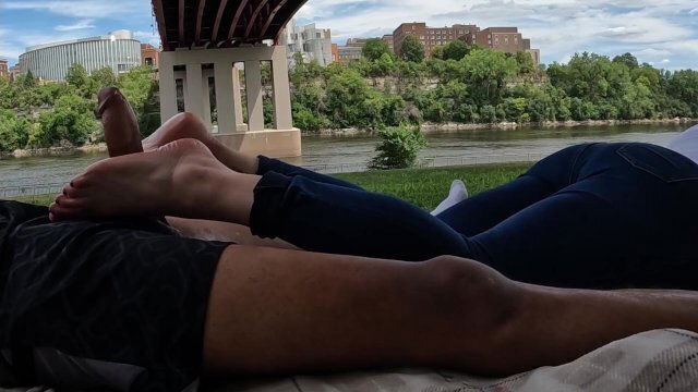 Mariah's Footjob River