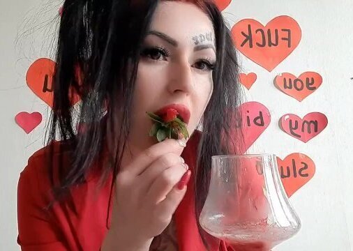 Incredibly delicious cocktail spit strawberries. Sweet saliva you.