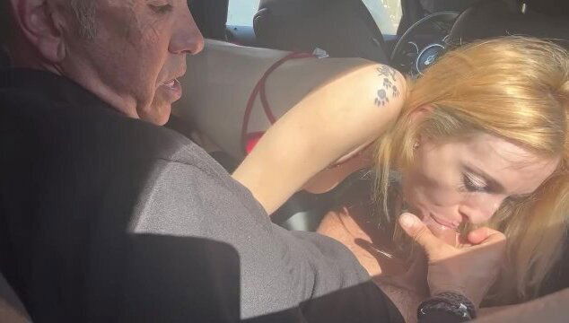 En público exhibiéndose dentro del coche