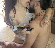 Gostosa corta cabelo e faz barba do comedor, enquanto bota os peitos de fora e deixa ele chupar e bate uma pra ele - Completo no RED