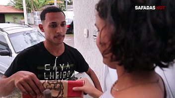 Novinha dando entregador pirocudo