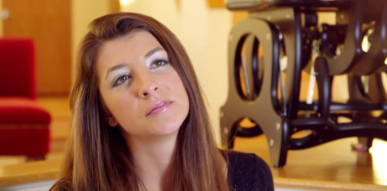 Giaoni Wiley with shaved cunt natural boobs gets dicked