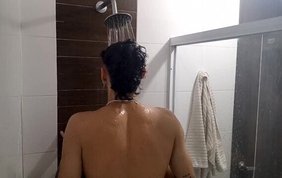 JOVEN LATINO DUCHA MIRA PASA...