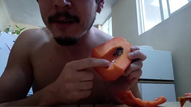 Hombre coge papaya, corre sobre ella come