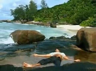 Razz- lei lo trova svenuto sulla spiaggia e lo rianima 