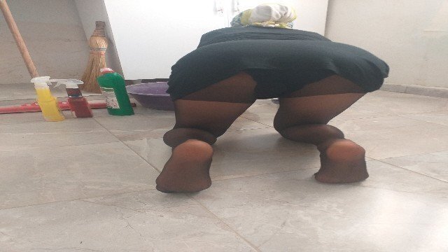 Basortulu buyuk gotlu temizlikci kadin Turk turbanli ifsa