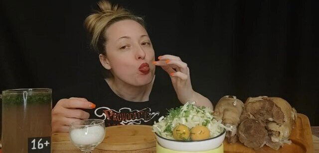 СОБЛАЗНЮ РАССЛАБЛЮ: ноги asmr mukbang