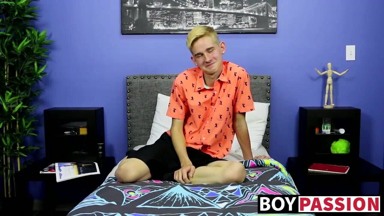 Twink hottie Morgan Miles sexy around