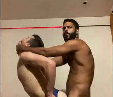 Aproveitando sala vazia festa fuder. Davi Lobo