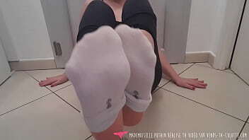 Vends-ta-culotte - Superbe amatrice fran&ccedil_aise t'_excite avec ses pieds, ses jambes et son cul fantastique - Mademoiselle P.