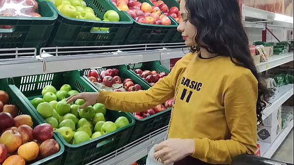 Invito casa desconocida mercado, ella acepta invitacion pero dice solo para novio descubra