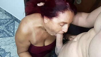 La perra de mi madrastra me hace una rica mamada antes de irse