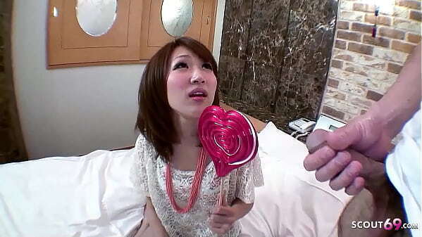 Japanische Jungfrau beim ersten geschw&auml_ngert