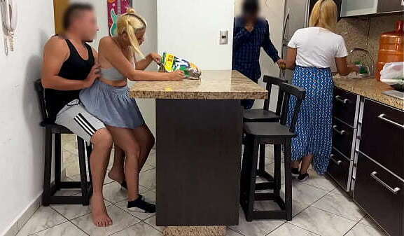 Prima Gusta Coja Falda Frente Padres Retrasados CASO REAL