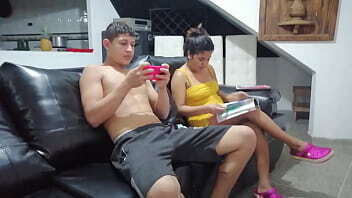 hermanastro esta cachonda entra cuarto para follar co&ntilde_o