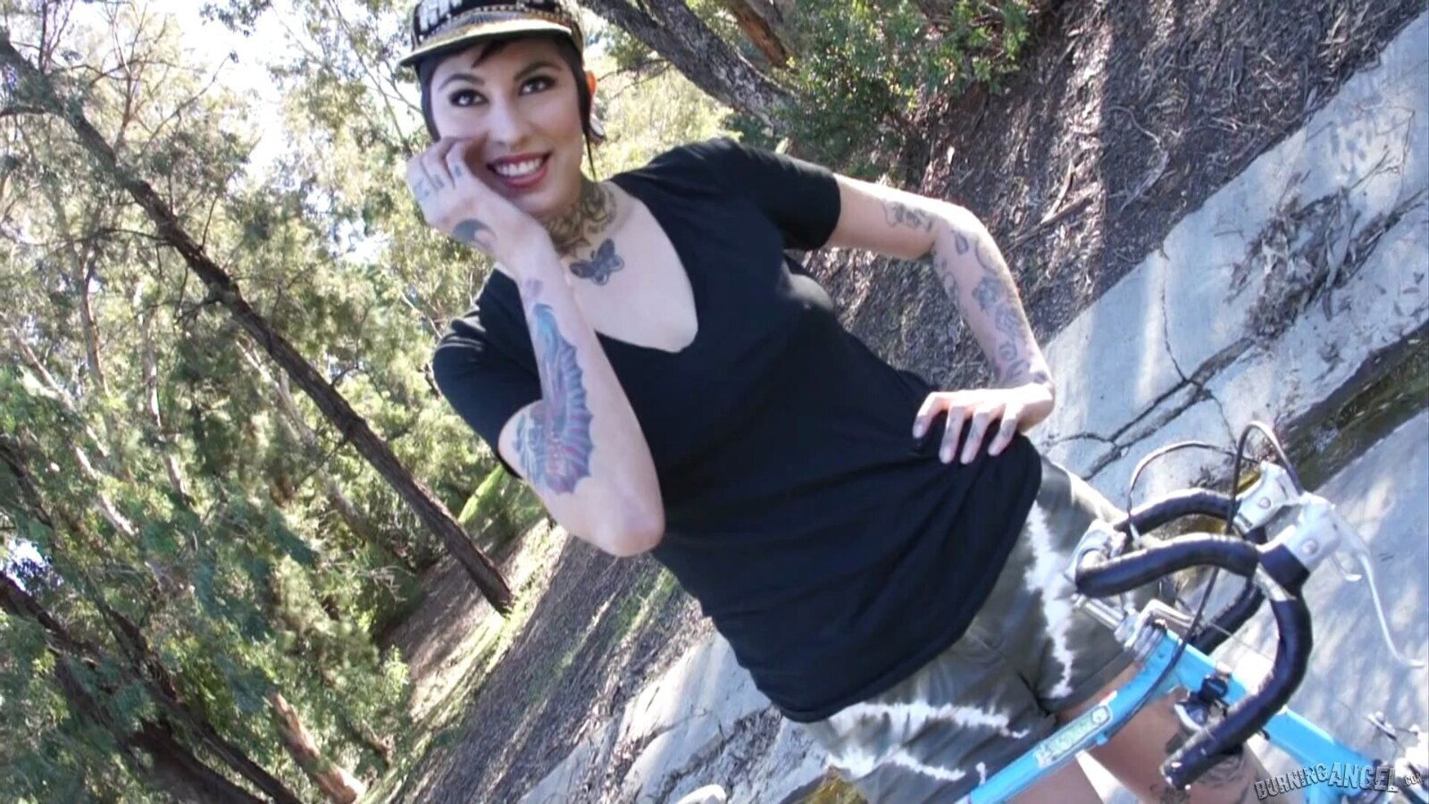 Girlfriend Secura drops knees make hard