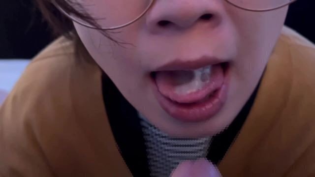 メガネ女子の気持ちのいい両手手コキとフェラをしながらたっぷりと口内射精してごっくん♡ mouth gokkun