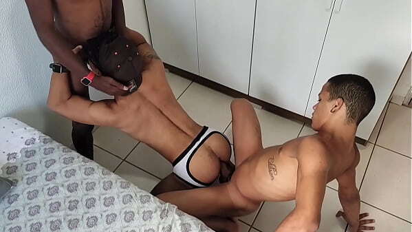 DOIS AMIGOS PAUZUDOS FODERAM PENA RAB&Atilde_O BAIXINHO