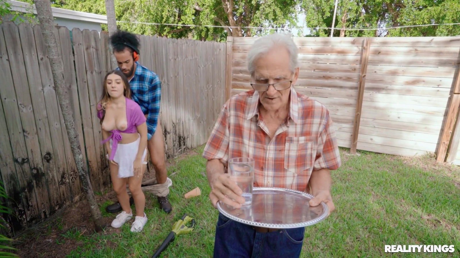 Outdoors quickie with natural Latina neighbor Violet Gems